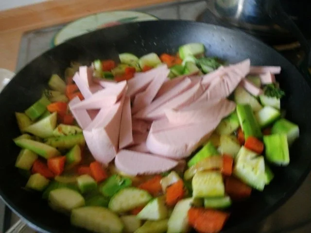 Rezept: Gemüse-Würstchengulasch Bild Nr. 4 Gemüse-Würstchengulasch - Rezept - Bild Nr. 4