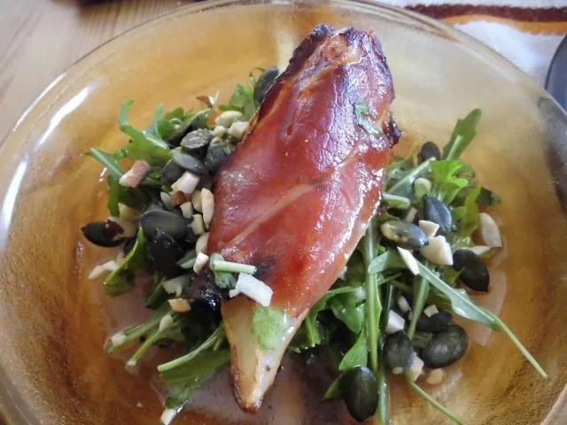Rucola mit Wein Vinaigrette und warmer Birne im Schinken - Rezept