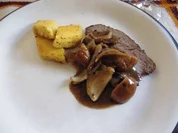 Rinderbraten gegart mit Niedrigtemperatur, dazu Polentarauten und Zwiebel - Feigensoße - Rezept