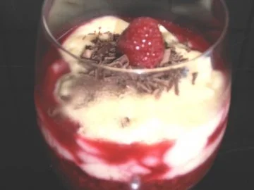 Rezept: Vanillecreme mit Himbeeren Vanillecreme mit Himbeeren - Rezept