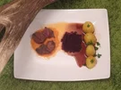 Hirsch auf Möhrencréme mit Rothkohl, Preiselbeerenmus & Schmelzkartoffeln an Portweinsoße - Rezept