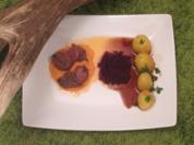 Hirsch auf Möhrencréme mit Rothkohl, Preiselbeerenmus & Schmelzkartoffeln an Portweinsoße - Rezept