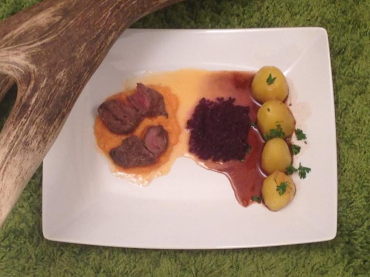 Bilder für Hirsch auf Möhrencréme mit Rothkohl, Preiselbeerenmus & Schmelzkartoffeln an Portweinsoße - Rezept