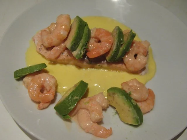 gedämpfter Lachs mit Schaum-weinsauce und Avocado-Garnelen - Rezept