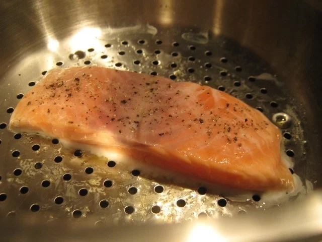 gedämpfter Lachs mit Schaum-weinsauce und Avocado-Garnelen - Rezept - Bild Nr. 3