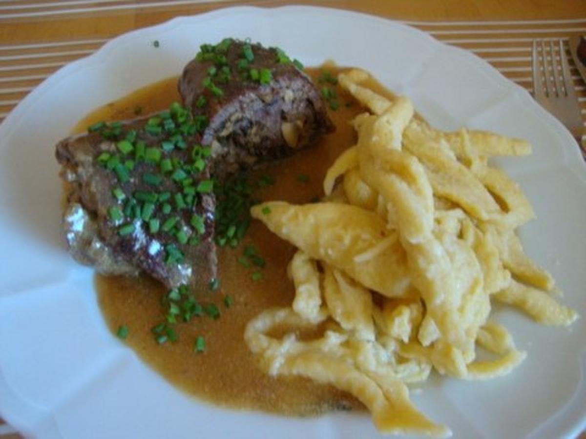 Rinderroulade mit Pilz-Kräuter Füllung - Rezept - kochbar.de