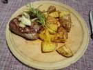 AFTER-BIKING-BEFORE-TATORT-STEAK – FILETSTEAK MIT SPICY-FRIES AND ONIONS - Rezept