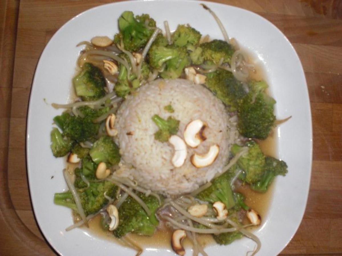 Broccoli asiatische Art mit Cashew Nüssen - einfach - von Malmimo Broccoli asiatische Art mit Cashew Nüssen - einfach - von Malmimo