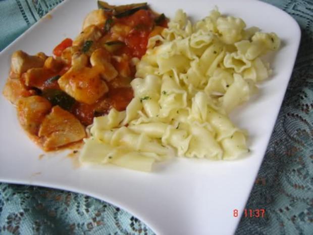 Toskanisches Hähnchenragout mit Parmesannudeln - Rezept - kochbar.de