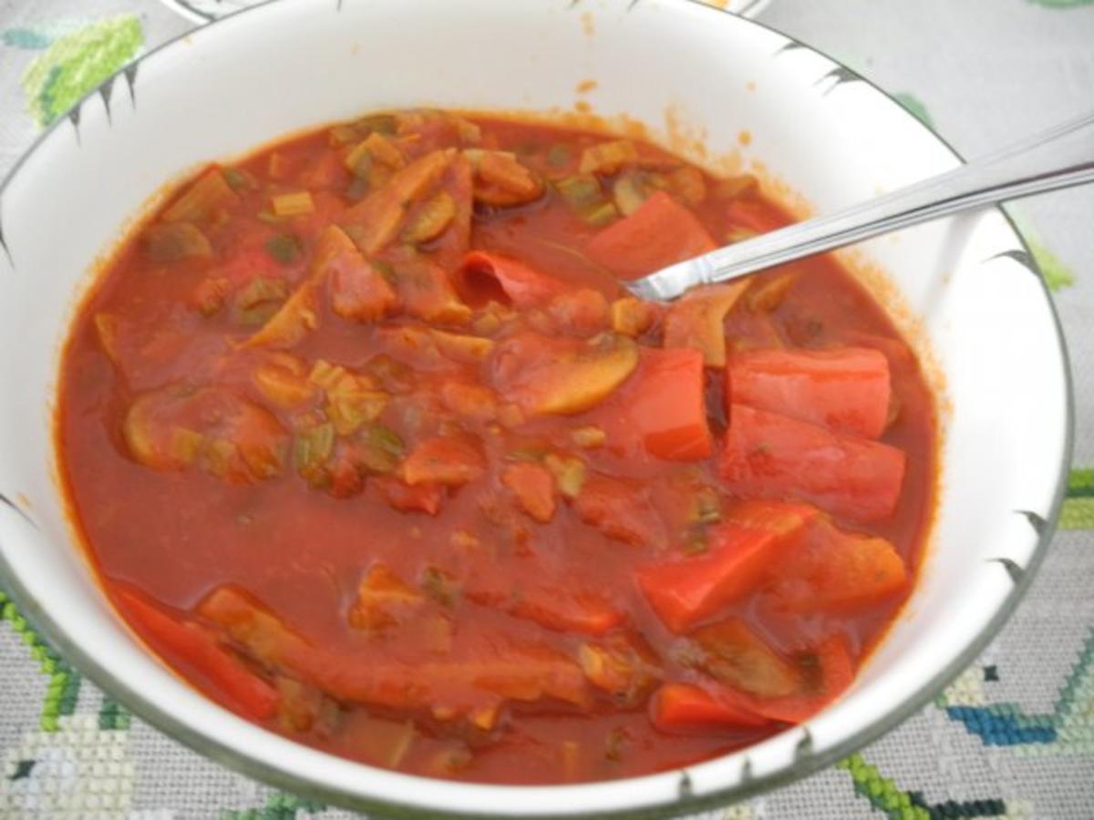 Vegan : Rot - Weiss - Reis an Paprika - Gulasch mit Feldsalat - Rezept - Bild Nr. 3