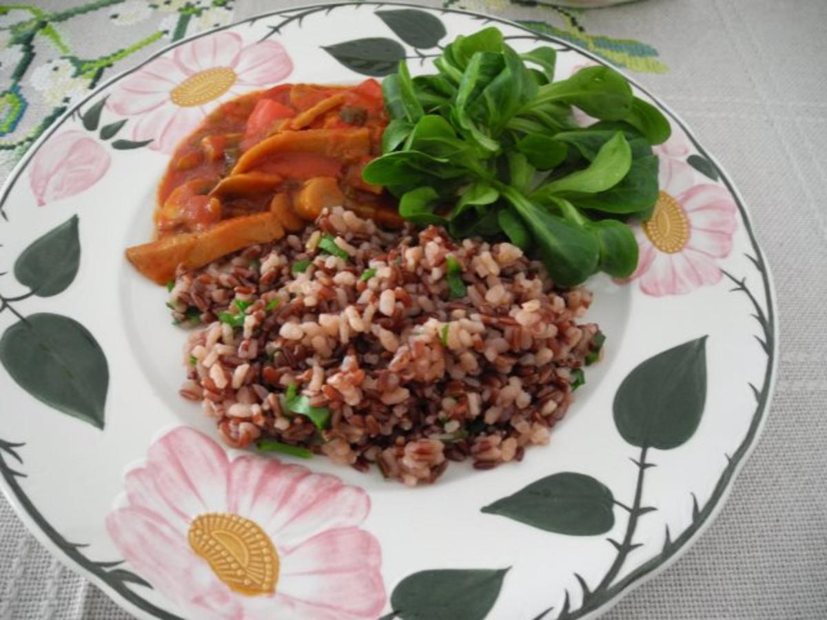 Vegan : Rot - Weiss - Reis an Paprika - Gulasch mit Feldsalat - Rezept
