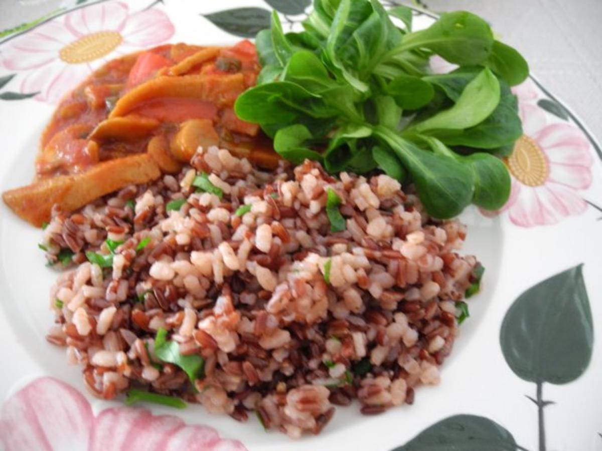 Vegan : Rot - Weiss - Reis an Paprika - Gulasch mit Feldsalat - Rezept - Bild Nr. 2