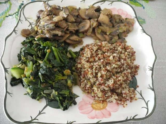 Vegan : Buntes Quinoa mit Zucchini - Spinat und Kokoschampignons - Rezept - Bild Nr. 2