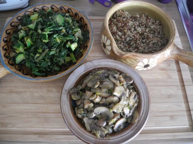 Vegan : Buntes Quinoa mit Zucchini - Spinat und Kokoschampignons - Rezept