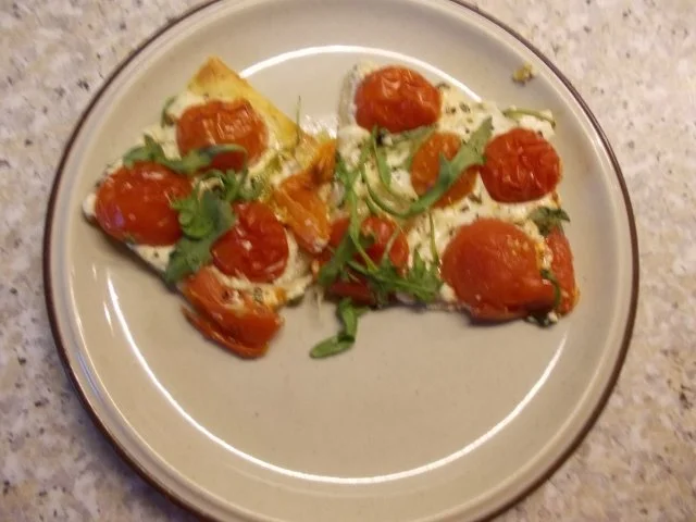 Flammkuchen mit Tomaten und Rucola - Rezept