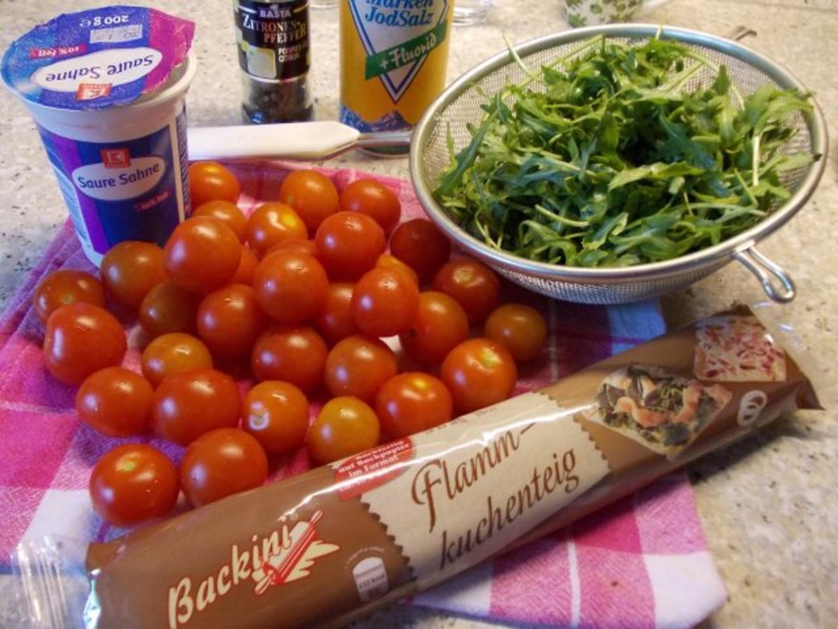 Flammkuchen mit Tomaten und Rucola - schnell &amp; einfach - 189 kcal/100g