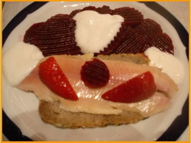 Kürbiskernbrot mit Forellenfilet und Rote Bete - Rezept