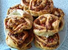 Hefeschnecken mit deftiger Füllung - Rezept