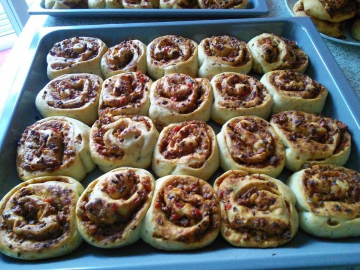 Hefeschnecken mit deftiger Füllung - Rezept - kochbar.de