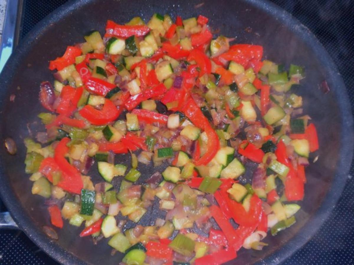 Ofengerichte: Hackbraten-Schichtauflauf mit Tomatenreis & Paprika-Zucchini-Gemüse - Rezept - Bild Nr. 7