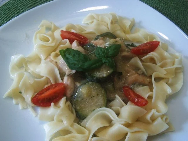 Hähnchen mit Zucchini-Zitronen- Soße - Rezept