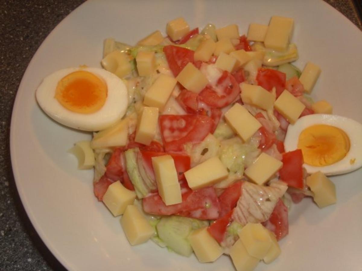 Gemischter Salat in Joghurtsoße mit Ei und Käse - Rezept - kochbar.de