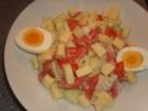 Gemischter Salat in Joghurtsoße mit Ei und Käse - Rezept
