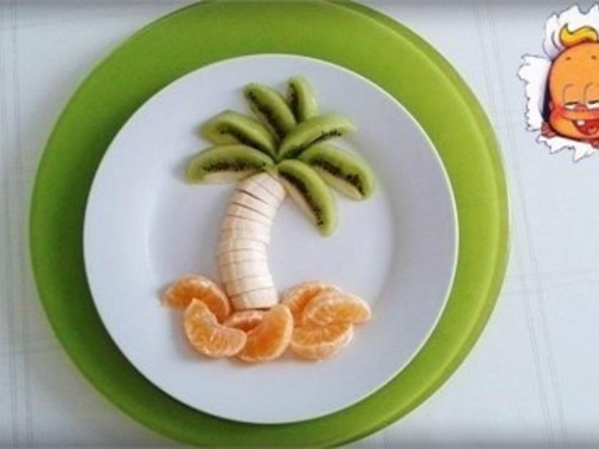Kreatives Obst Dessert und fruchtiger Smoothie unter den „Palmen ...