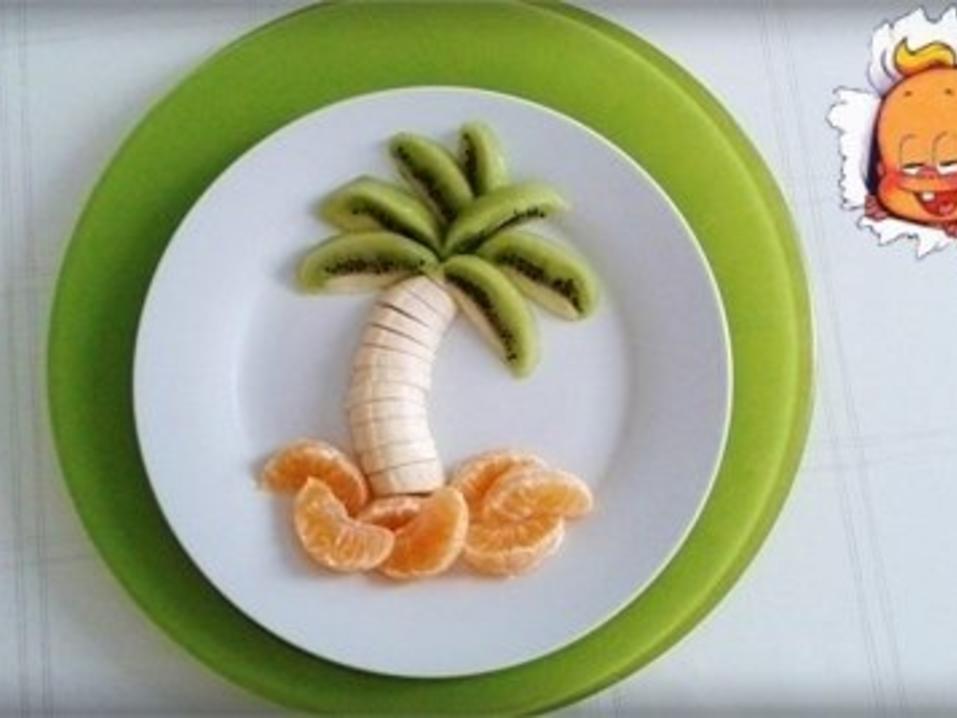 Kreatives Obst Dessert und fruchtiger Smoothie unter den „Palmen ...
