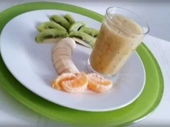 Kreatives Obst Dessert und fruchtiger Smoothie unter den „Palmen“ - Rezept - Bild Nr. 2