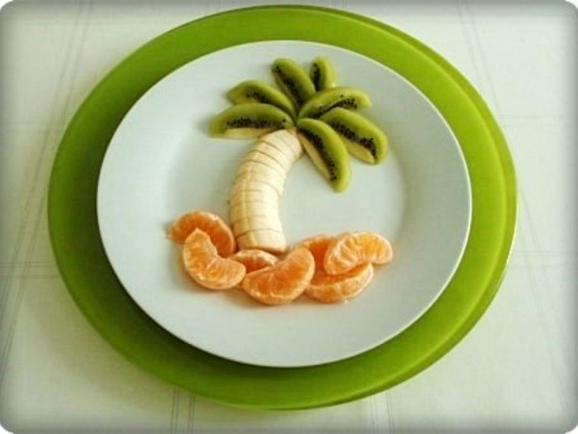 Kreatives Obst Dessert und fruchtiger Smoothie unter den „Palmen ...