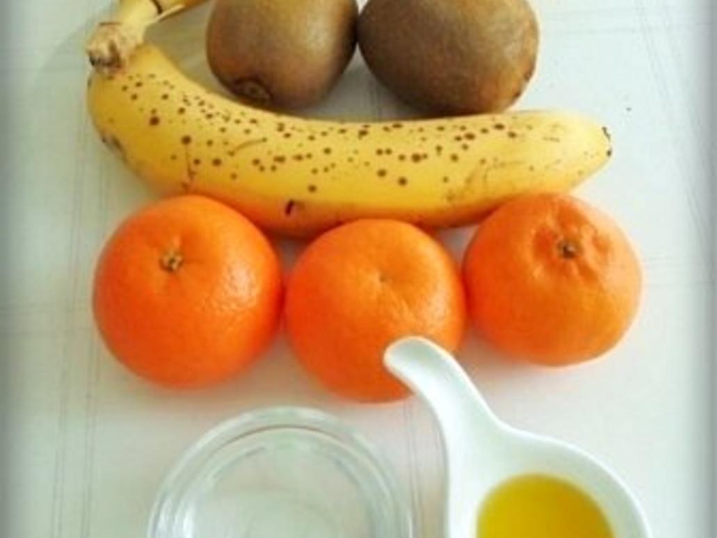 Kreatives Obst Dessert und fruchtiger Smoothie unter den „Palmen ...