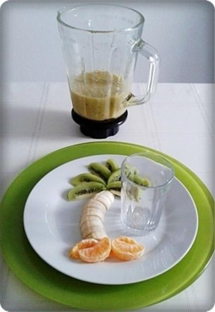 Kreatives Obst Dessert und fruchtiger Smoothie unter den „Palmen“ - Rezept - Bild Nr. 9