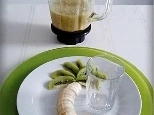 Kreatives Obst Dessert und fruchtiger Smoothie unter den „Palmen“ - Rezept - Bild Nr. 9