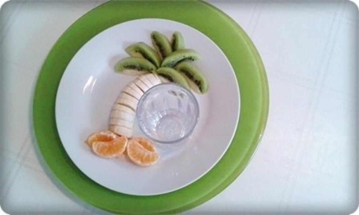 Kreatives Obst Dessert und fruchtiger Smoothie unter den „Palmen“ - Rezept - Bild Nr. 10
