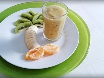 Kreatives Obst Dessert und fruchtiger Smoothie unter den „Palmen“ - Rezept - Bild Nr. 11