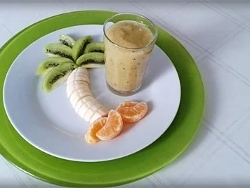 Kreatives Obst Dessert und fruchtiger Smoothie unter den „Palmen“ - Rezept - Bild Nr. 13