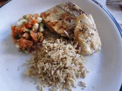 Seelachsfilet auf der Haut gebraten mit kalter Salsa und Sesamreis - Rezept