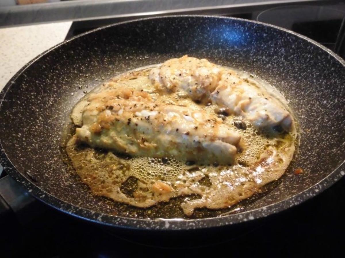 Seelachsfilet auf der Haut gebraten mit kalter Salsa und Sesamreis ...