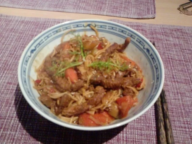 KLEINE KÜHE FALLEN HOP SING IN DIE HÄNDE UND DEN WOK – NUDEL – KALBFLEISCHWOK VERSCHÄRFT - Rezept