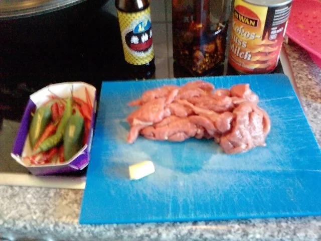 KLEINE KÜHE FALLEN HOP SING IN DIE HÄNDE UND DEN WOK – NUDEL – KALBFLEISCHWOK VERSCHÄRFT - Rezept - Bild Nr. 2