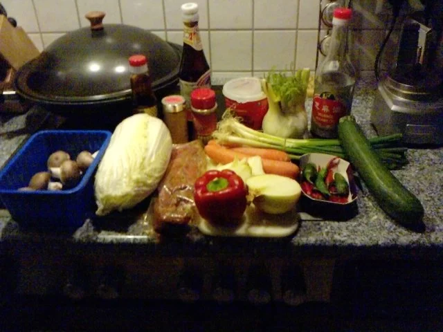 KLEINE KÜHE FALLEN HOP SING IN DIE HÄNDE UND DEN WOK – NUDEL – KALBFLEISCHWOK VERSCHÄRFT - Rezept - Bild Nr. 4