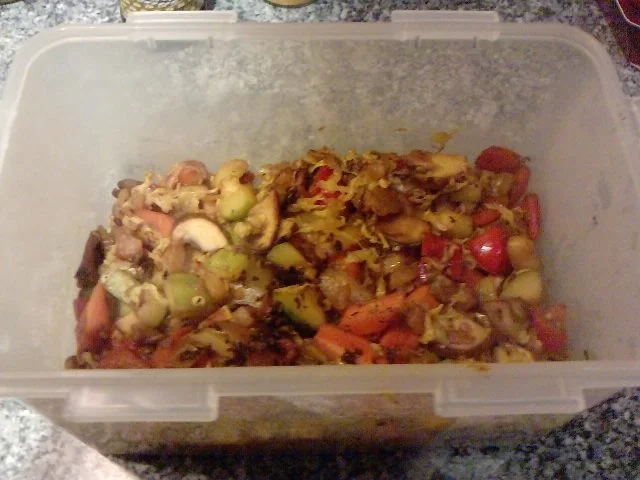 KLEINE KÜHE FALLEN HOP SING IN DIE HÄNDE UND DEN WOK – NUDEL – KALBFLEISCHWOK VERSCHÄRFT - Rezept - Bild Nr. 7