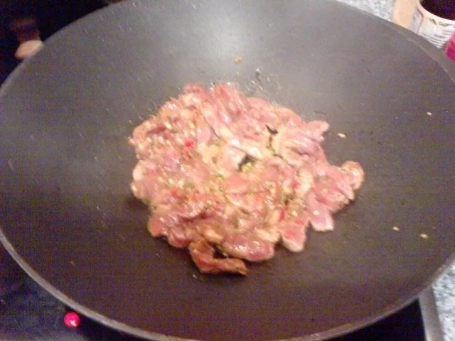 KLEINE KÜHE FALLEN HOP SING IN DIE HÄNDE UND DEN WOK – NUDEL – KALBFLEISCHWOK VERSCHÄRFT - Rezept - Bild Nr. 8