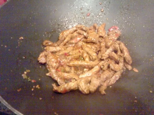 KLEINE KÜHE FALLEN HOP SING IN DIE HÄNDE UND DEN WOK – NUDEL – KALBFLEISCHWOK VERSCHÄRFT - Rezept - Bild Nr. 10