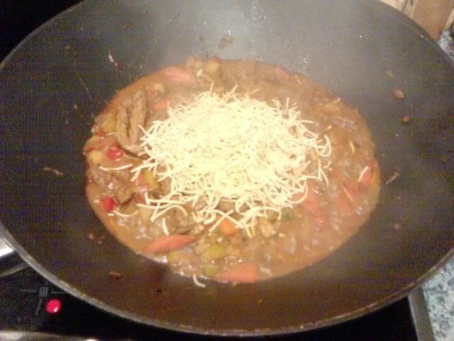 KLEINE KÜHE FALLEN HOP SING IN DIE HÄNDE UND DEN WOK – NUDEL – KALBFLEISCHWOK VERSCHÄRFT - Rezept - Bild Nr. 11