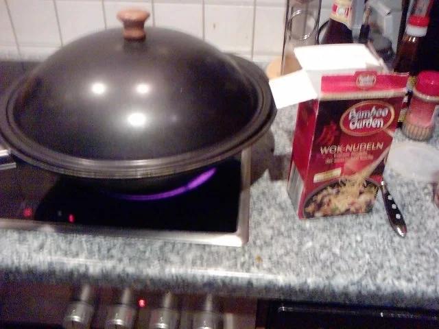 KLEINE KÜHE FALLEN HOP SING IN DIE HÄNDE UND DEN WOK – NUDEL – KALBFLEISCHWOK VERSCHÄRFT - Rezept - Bild Nr. 12