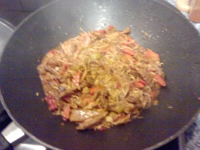 KLEINE KÜHE FALLEN HOP SING IN DIE HÄNDE UND DEN WOK – NUDEL – KALBFLEISCHWOK VERSCHÄRFT - Rezept - Bild Nr. 14