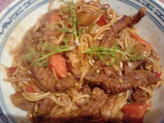 KLEINE KÜHE FALLEN HOP SING IN DIE HÄNDE UND DEN WOK – NUDEL – KALBFLEISCHWOK VERSCHÄRFT - Rezept - Bild Nr. 15