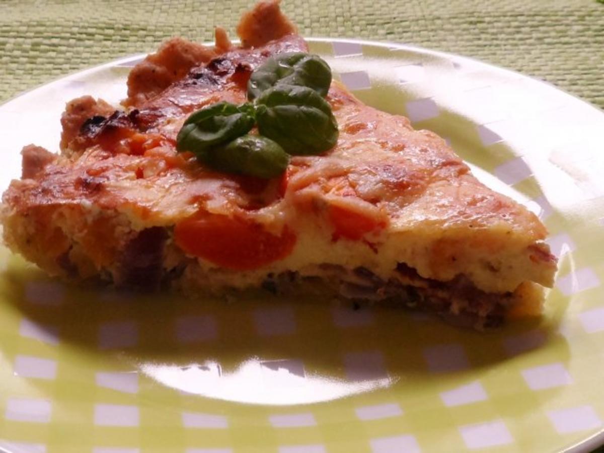 Tarte/Quiche: Balsamico-Zwiebel-Tarte mit Ziegenkäse und Tomaten - Rezept